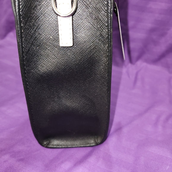 Guess Brand Purse. NWT - Picture 5 of 9